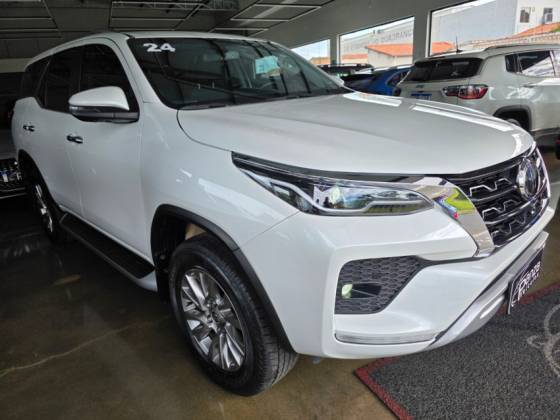 TOYOTA HILUX SW4 2.8 D-4D TURBO DIESEL SRX 7L 4X4 AUTOMÁTICO